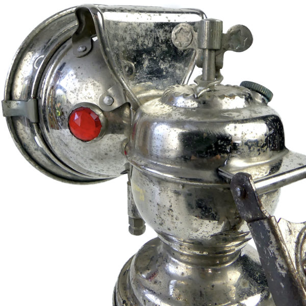 Lampe à carbure acétylène ancienne 1930 de la marque VITA France (détail)