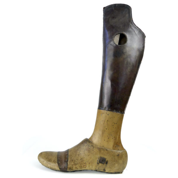 Prothèse de jambe en bois et cuir moulé sur socle incliné Début XXe (profil)