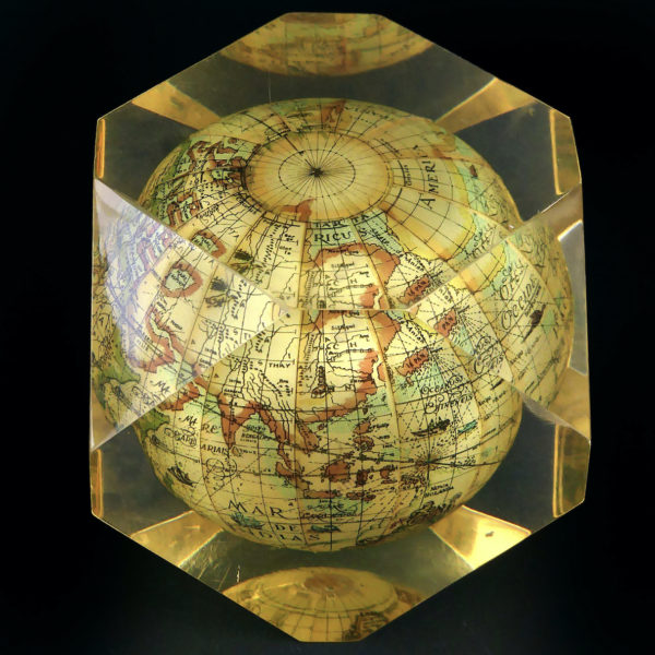 Inclusion globe antique Pierre Giraudon Années 70 Presse-papiers Design (dessus 3/4)