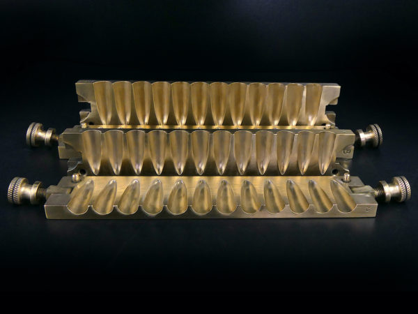 2 moules à ovules anciens de pharmacie en bronze (ouverts)