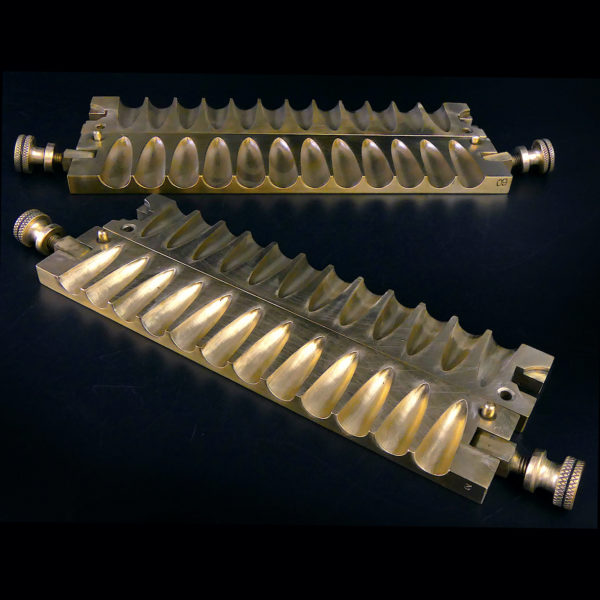 2 moules à ovules anciens de pharmacie en bronze (ouverts)