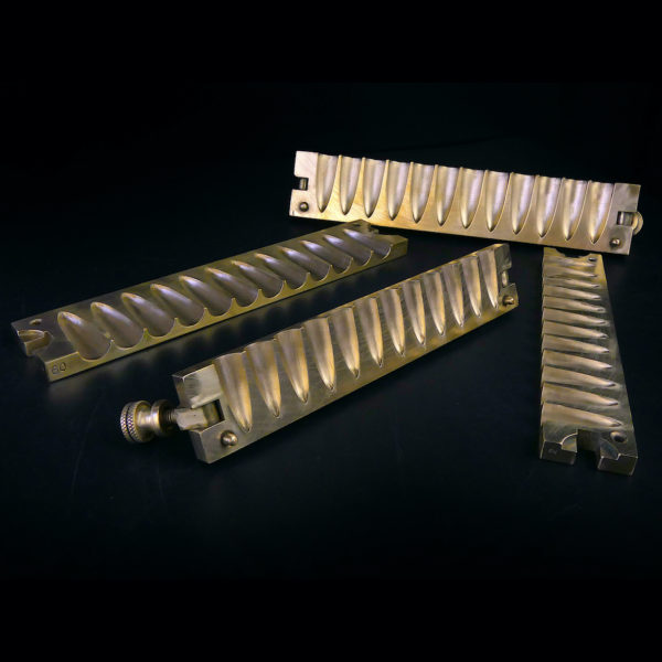 2 moules à ovules anciens de pharmacie en bronze (ouverts 3/4)