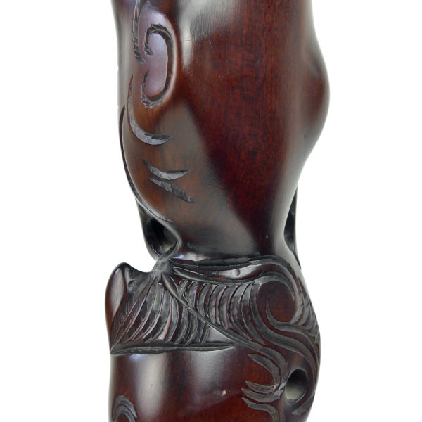 Teko Teko Maori sculpté en bois brun foncé et ormeaux (détail)