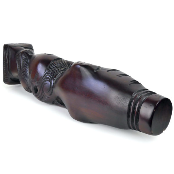 Teko Teko Maori sculpté en bois brun foncé et ormeaux (dessus 3/4)