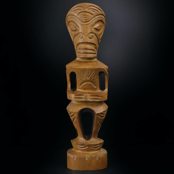 Tiki tahitien couronné en bois de rose d’Océanie à patine claire (face)