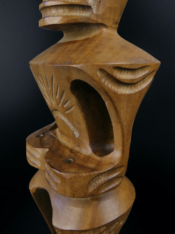 Tiki tahitien couronné en bois de rose d’Océanie à patine claire (détail)