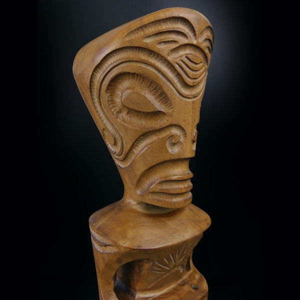 Tiki tahitien couronné en bois de rose d’Océanie à patine claire (détail)