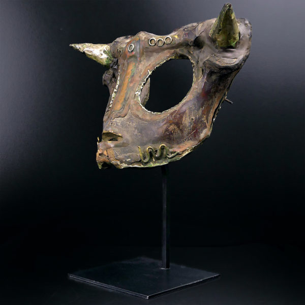 Masque de chaman tantrique Tharu à double corne sur socle Népal (3/4)