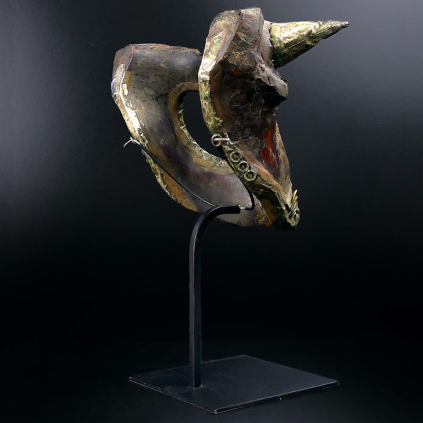 Masque de chaman tantrique Tharu à double corne sur socle Népal (3/4 dos)