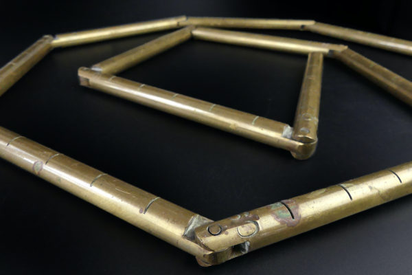 Pige ancienne pliable en laiton massif anglaise graduée en pouces (détail)