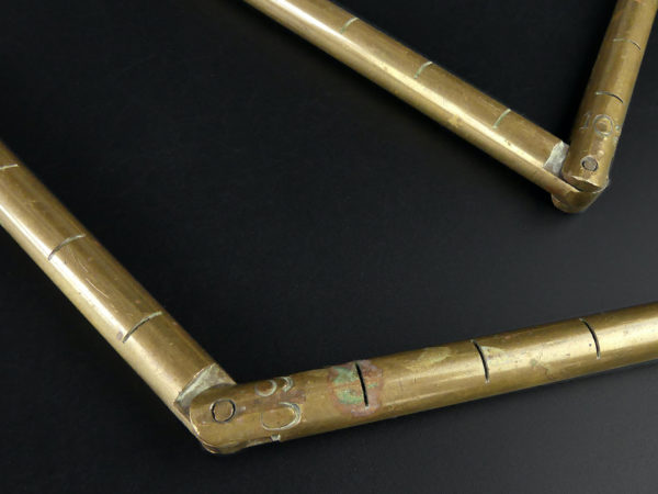 Pige ancienne pliable en laiton massif anglaise graduée en pouces (détail)
