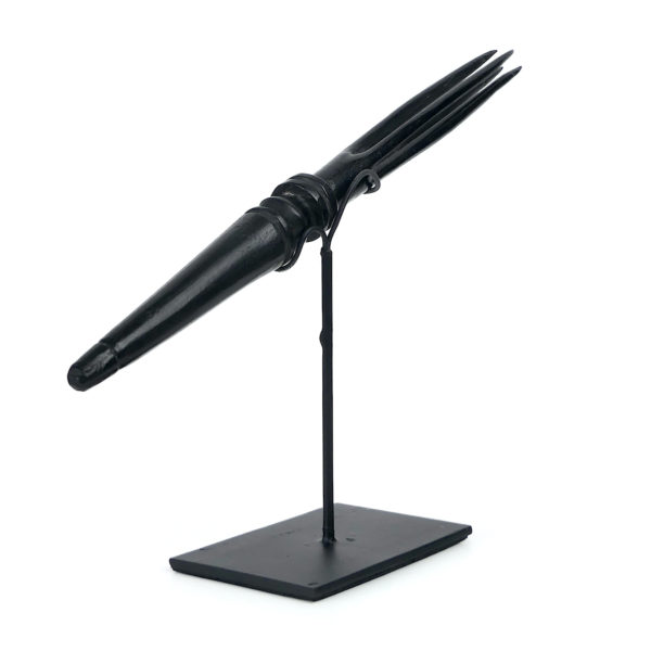 Ai cula ni bokola fidjienne fourchette de cannibale en bois sur socle (3/4)