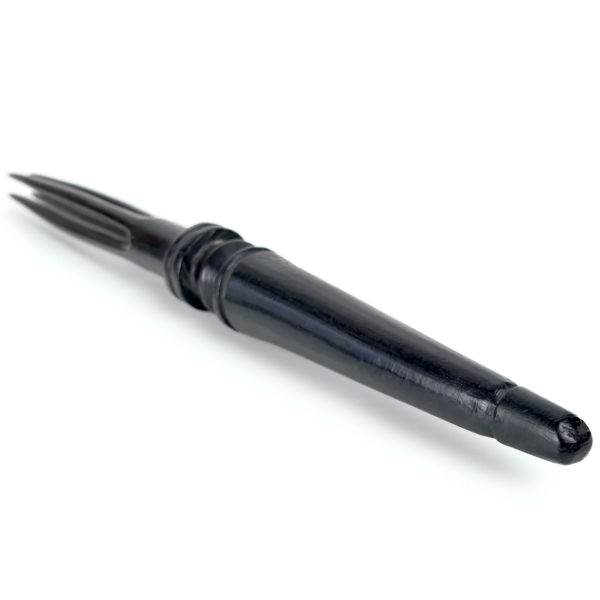 Ai cula ni bokola fidjienne fourchette de cannibale en bois sur socle (3/4)