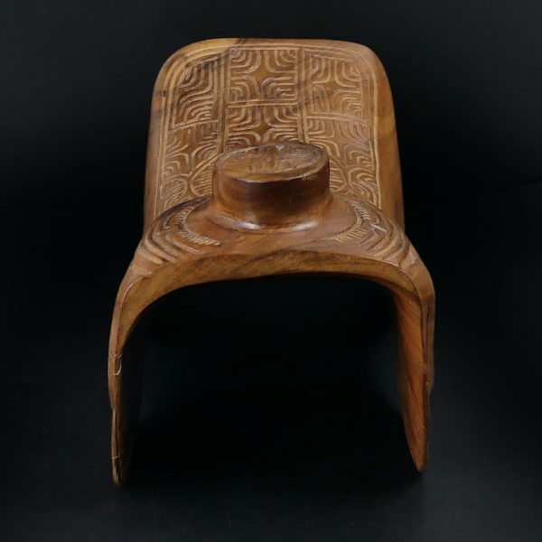 Petite selle marquisienne en bois de rose sculptée Île de Tahuata (face)