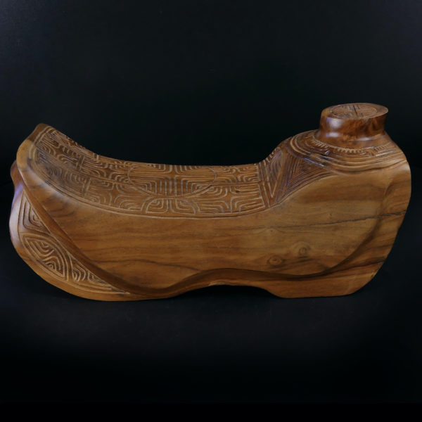 Petite selle marquisienne en bois de rose sculptée Île de Tahuata (profil)