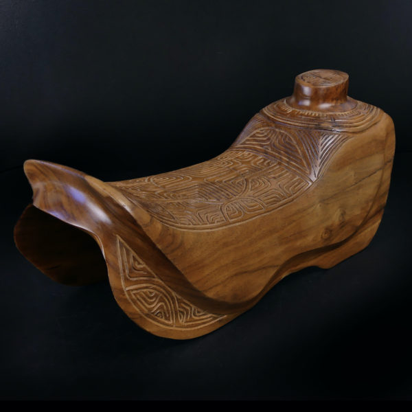 Petite selle marquisienne en bois de rose sculptée Île de Tahuata (3/4 dos)