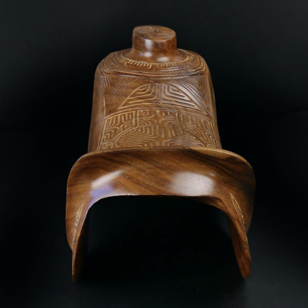 Petite selle marquisienne en bois de rose sculptée Île de Tahuata (dos)
