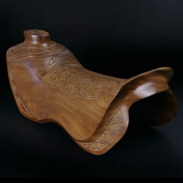 Petite selle marquisienne en bois de rose sculptée Île de Tahuata (3/4 dos)