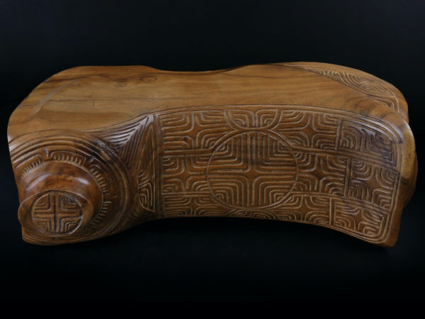 Petite selle marquisienne en bois de rose sculptée Île de Tahuata (dessus)