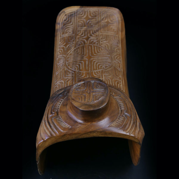 Petite selle marquisienne en bois de rose sculptée Île de Tahuata (dessus)