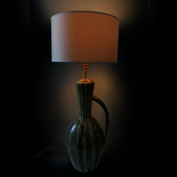Grande lampe de table en céramique à rayures des années 50 (allumée face)