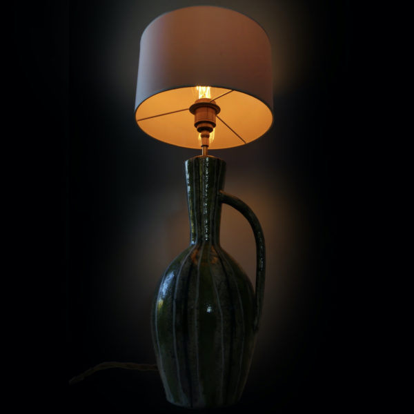 Grande lampe de table en céramique à rayures des années 50 (allumée face)