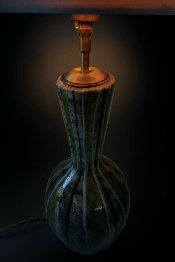 Grande lampe de table en céramique à rayures des années 50 (allumée détail)