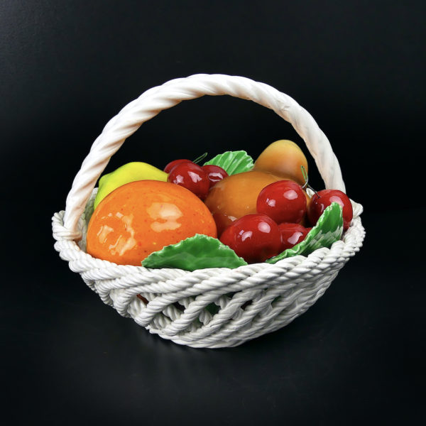 Petit panier à fruits en barbotine multicolore des années 60 (face)