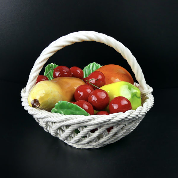 Petit panier à fruits en barbotine multicolore des années 60 (face)