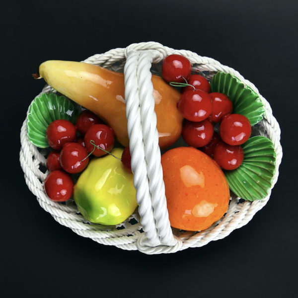 Petit panier à fruits en barbotine multicolore des années 60 (dessus)