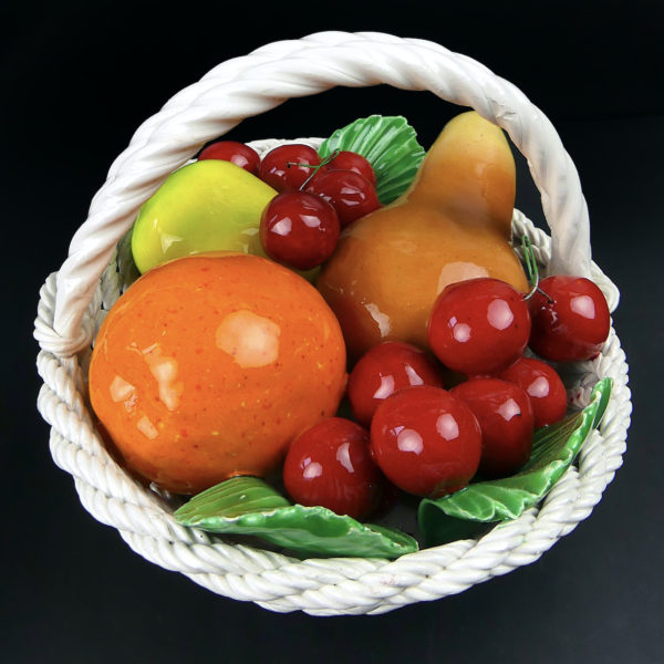 Petit panier à fruits en barbotine multicolore des années 60 (dessus 3/4)