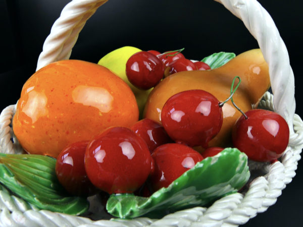 Petit panier à fruits en barbotine multicolore des années 60 (détail)