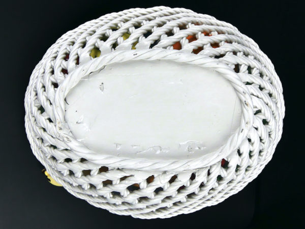 Petit panier à fruits en barbotine multicolore des années 60 (dessous)