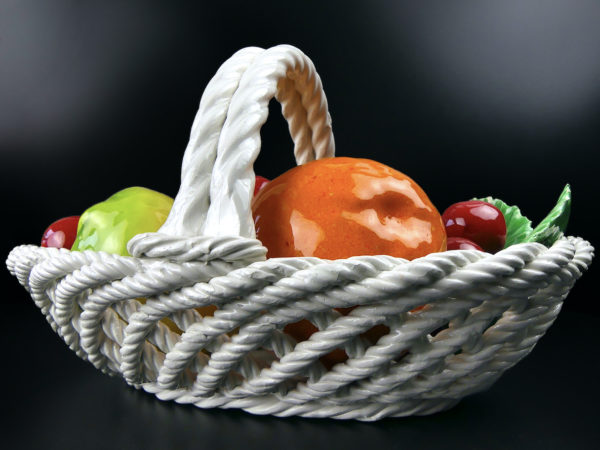 Petit panier à fruits en barbotine multicolore des années 60 (3/4)