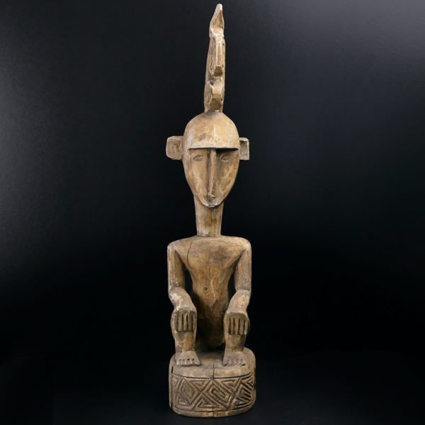 Belle statue Yene d’ancêtre en bois clair de l’île Florès Timor (face)