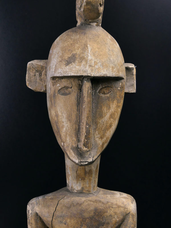 Belle statue Yene d’ancêtre en bois clair de l’île Florès Timor (détail)