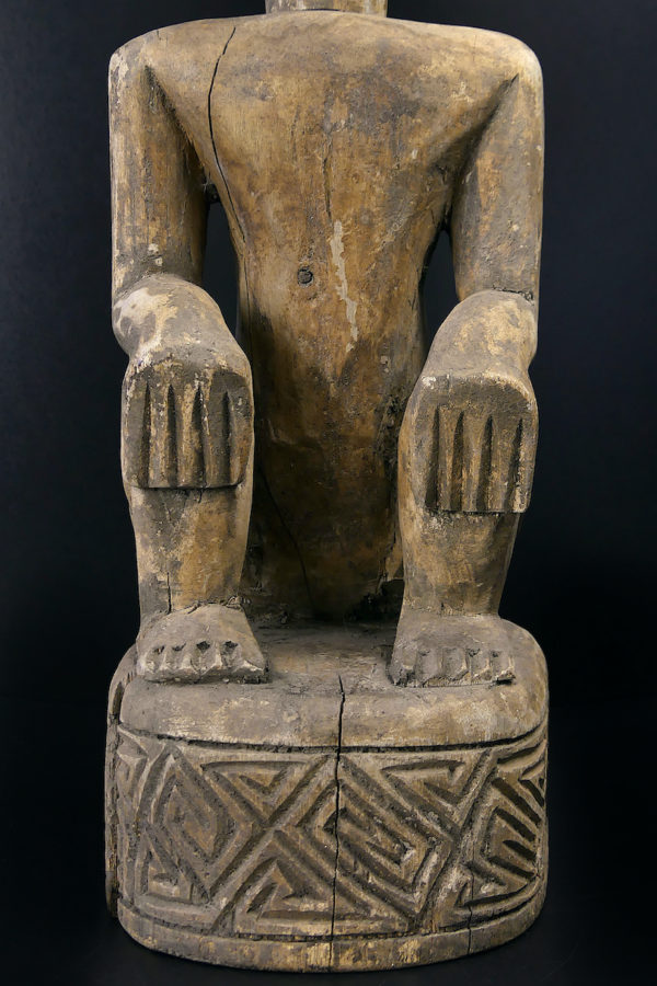 Belle statue Yene d’ancêtre en bois clair de l’île Florès Timor (détail)