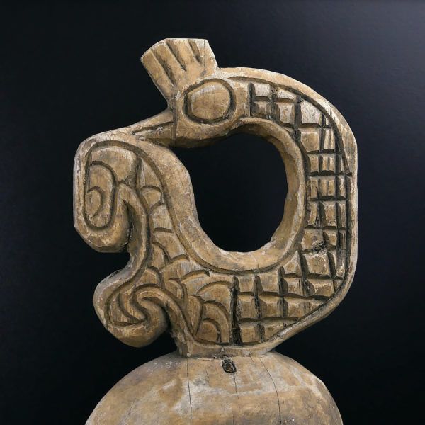 Belle statue Yene d’ancêtre en bois clair de l’île Florès Timor (détail)