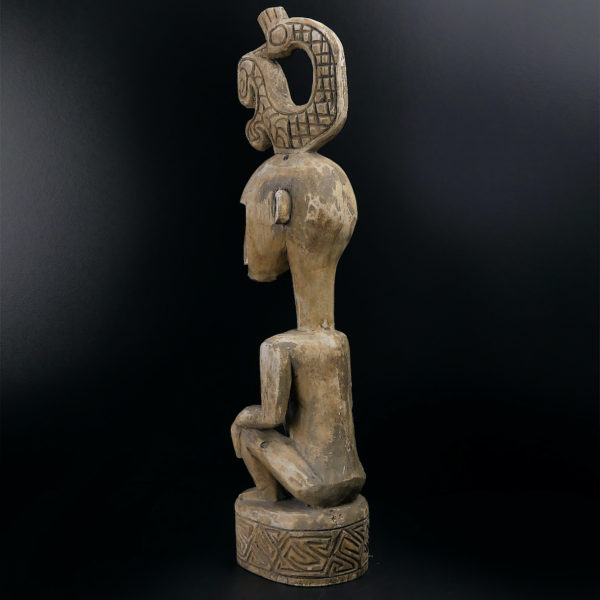 Belle statue Yene d’ancêtre en bois clair de l’île Florès Timor (3/4 dos)