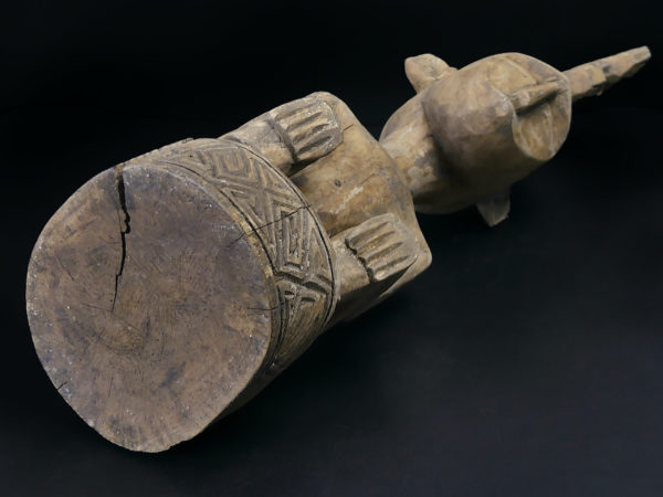 Belle statue Yene d’ancêtre en bois clair de l’île Florès Timor (dessous)