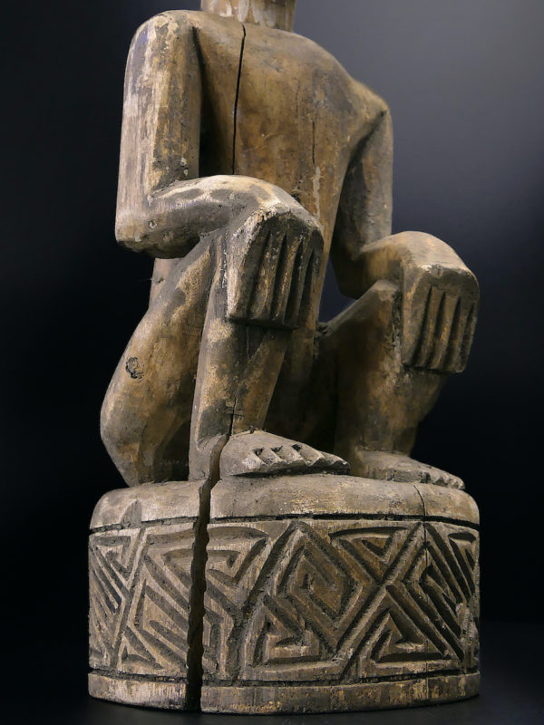 Belle statue Yene d’ancêtre en bois clair de l’île Florès Timor (détail)