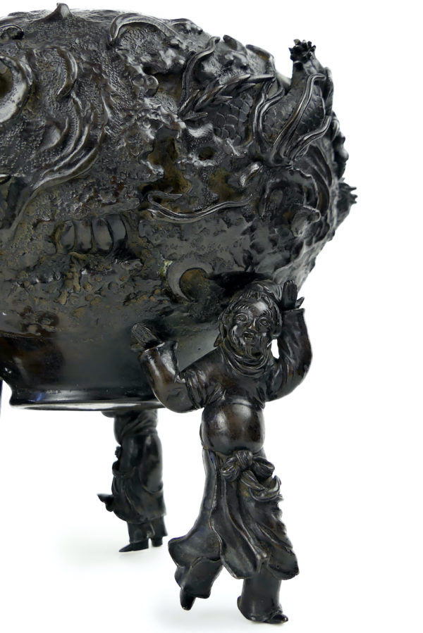 Encensoir aux dragons Kōro japonais Brûle-parfum en bronze Ère Meiji (détail)