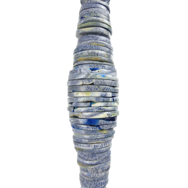 Grand bâton-monnaie papou Lumi en corail bleu sur socle carré noir (détail)