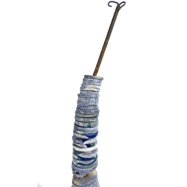 Grand bâton-monnaie papou Lumi en corail bleu sur socle carré noir (détail)