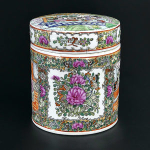 Pot en porcelaine de Chine émaux de Canton Dynastie Qing XIXe