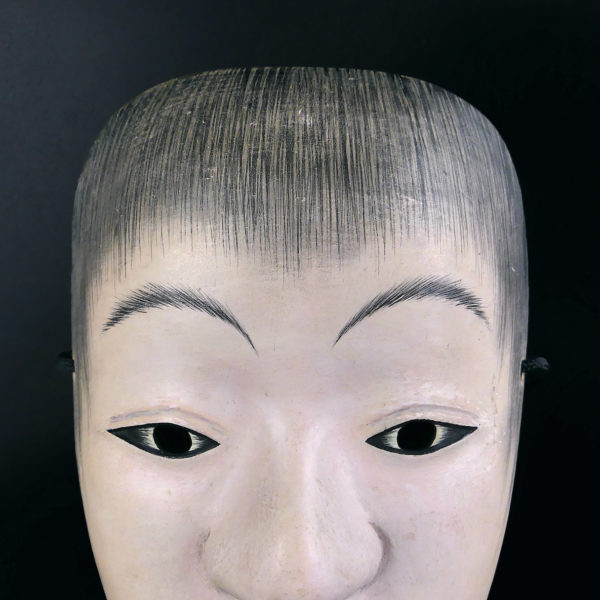 Masque Doji jeune garçon rare en hinoki sac brocart doré Shōwa (détail)