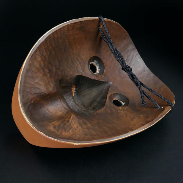 Masque Kotobide en bois de cyprès et sac en soie brocart Japon Shōwa (dos 3/4)