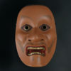 Masque Kotobide en bois de cyprès et sac en soie brocart Japon Shōwa (face)