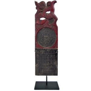 Calendrier divinatoire Dayak ancien en bois sculpté sur socle (face)