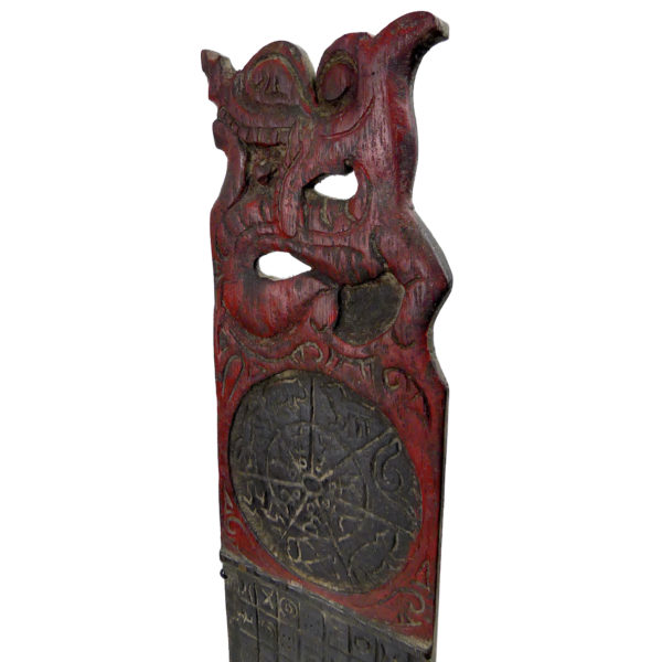 Calendrier divinatoire Dayak ancien en bois sculpté sur socle (détail)